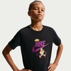 Nike Big Kids’ Sportswear Club Graphic T-Shirt Large Swoosh – Boys Girls(Black/(Alien))