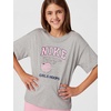 Nike Girls’ Sportswear Club Modern Script Boyfriend T-Shirt(Dark Grey Heather)